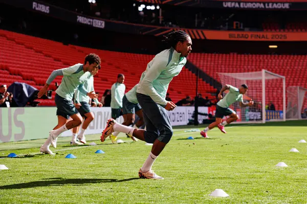 Djed Spence, UEFA Avrupa Ligi Finali öncesinde Tottenham Hotspur FC 'nin resmi eğitim oturumunda görüldü (Maciej Rogowski)