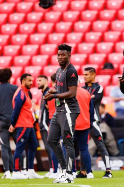 Andre Onana Manchester United FC sırasında UEFA Avrupa Ligi Finali 'nden önce etrafta dolaşırken görüldü (Maciej Rogowski)