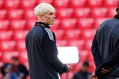 Alejandro Garnacho Manchester United FC sırasında UEFA Avrupa Ligi Finali 'nden önce etrafta dolaşırken görüldü (Maciej Rogowski)