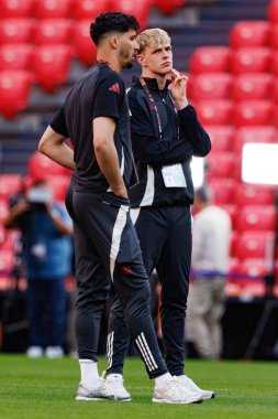 Toby Collyer Manchester United FC sırasında UEFA Avrupa Ligi Finali 'nden önce etrafta dolaşırken görüldü (Maciej Rogowski)