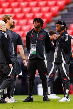 Patrick Dorgu Manchester United FC sırasında UEFA Avrupa Ligi Finali 'nden önce etrafta dolaşırken görüldü (Maciej Rogowski)