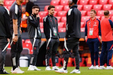 Bruno Fernandes ve Mason Mount Manchester United FC sırasında UEFA Avrupa Ligi Finali 'nden önce yürürken görüldü (Maciej Rogowski)