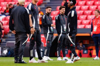 Bruno Fernandes ve Mason Mount Manchester United FC sırasında UEFA Avrupa Ligi Finali 'nden önce yürürken görüldü (Maciej Rogowski)