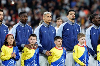 Pape Matar Sarr, Richarlison ve Dominic Solanke, UEFA Avrupa Ligi 2025 final maçında Tottenham Hotspur FC ile Manchester United FC (Maciej Rogowski) arasında görüldü.)