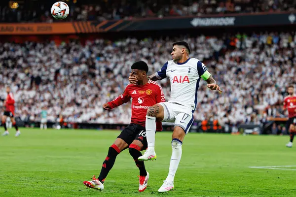 Amad Diallo ve Cristian Romero, UEFA Avrupa Ligi 2025 final maçında Tottenham Hotspur FC ve Manchester United FC (Maciej Rogowski)