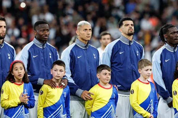 Pape Matar Sarr, Richarlison ve Dominic Solanke, UEFA Avrupa Ligi 2025 final maçında Tottenham Hotspur FC ile Manchester United FC (Maciej Rogowski) arasında görüldü.)