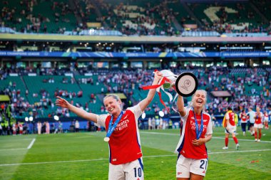 Kim Little ve Victoria Pelova UEFA Kadınlar Şampiyonlar Ligi 2025 final maçında Estadio Jose Alvalade 'de (Maciej Rogowski) Arsenal FC ve FC Barcelona arasında görüldü.)