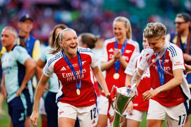 Frida Maanum ve Lina Hurtig, UEFA Şampiyonlar Ligi 2025 final maçında Estadio Jose Alvalade 'de Arsenal FC ve FC Barcelona arasında görüldü (Maciej Rogowski)