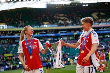 Amanda Ilestedt ve Lina Hurtig, UEFA Şampiyonlar Ligi 2025 final maçında Estadio Jose Alvalade 'de Arsenal FC ve FC Barcelona arasında görüldü (Maciej Rogowski)