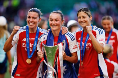 Stephanie Catley, Caitlin Foord ve Kyra Cooney-Cross UEFA Şampiyonlar Ligi 2025 final maçında Estadio Jose Alvalade 'de Arsenal FC ve FC Barcelona arasında görüldü.)