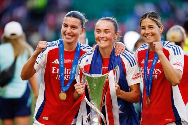 Stephanie Catley, Caitlin Foord ve Kyra Cooney-Cross UEFA Şampiyonlar Ligi 2025 final maçında Estadio Jose Alvalade 'de Arsenal FC ve FC Barcelona arasında görüldü.)