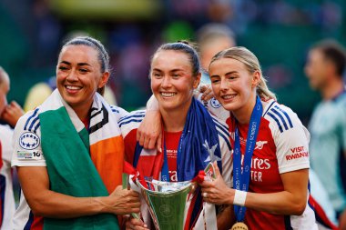 Kate McCabe, Caitlin Foord ve Chloe Kelly, UEFA Şampiyonlar Ligi 2025 final maçında Estadio Jose Alvalade 'de Arsenal FC ve FC Barcelona arasında görüldü (Maciej Rogowski)