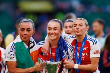 Kate McCabe, Caitlin Foord ve Chloe Kelly, UEFA Şampiyonlar Ligi 2025 final maçında Estadio Jose Alvalade 'de Arsenal FC ve FC Barcelona arasında görüldü (Maciej Rogowski)