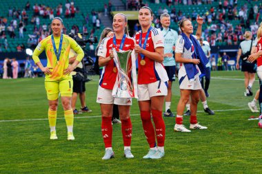 Bethany Mead ve Stephanie Catley, UEFA Şampiyonlar Ligi 2025 final maçında Estadio Jose Alvalade 'de Arsenal FC ve FC Barcelona arasında görüldü.)