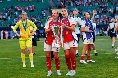 Bethany Mead ve Stephanie Catley, UEFA Şampiyonlar Ligi 2025 final maçında Estadio Jose Alvalade 'de Arsenal FC ve FC Barcelona arasında görüldü.)