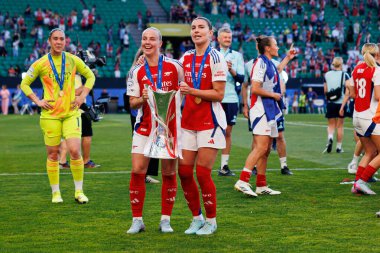 Bethany Mead ve Stephanie Catley, UEFA Şampiyonlar Ligi 2025 final maçında Estadio Jose Alvalade 'de Arsenal FC ve FC Barcelona arasında görüldü.)