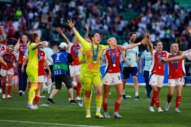 Manuela Zinsberger ve Chloe Kelly, UEFA Kadınlar Şampiyonlar Ligi 2025 final maçında Estadio Jose Alvalade 'de (Maciej Rogowski)