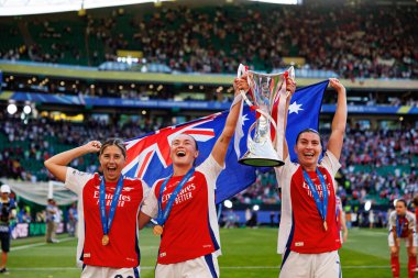 Kyra Cooney-Cross, Caitlin Foord ve Stephanie Catley, UEFA Şampiyonlar Ligi 2025 final maçında Estadio Jose Alvalade 'de Arsenal FC ve FC Barcelona arasında görüldü.)