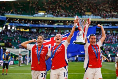 Kyra Cooney-Cross, Caitlin Foord ve Stephanie Catley, UEFA Şampiyonlar Ligi 2025 final maçında Estadio Jose Alvalade 'de Arsenal FC ve FC Barcelona arasında görüldü.)