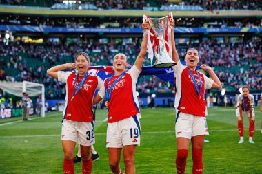 Kyra Cooney-Cross, Caitlin Foord ve Stephanie Catley, UEFA Şampiyonlar Ligi 2025 final maçında Estadio Jose Alvalade 'de Arsenal FC ve FC Barcelona arasında görüldü.)