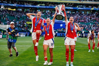 Kyra Cooney-Cross, Caitlin Foord ve Stephanie Catley, UEFA Şampiyonlar Ligi 2025 final maçında Estadio Jose Alvalade 'de Arsenal FC ve FC Barcelona arasında görüldü.)
