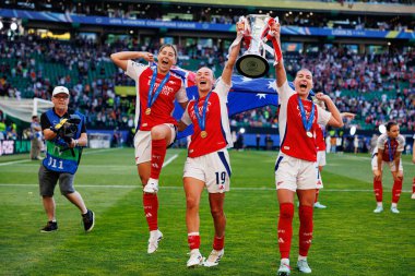 Kyra Cooney-Cross, Caitlin Foord ve Stephanie Catley, UEFA Şampiyonlar Ligi 2025 final maçında Estadio Jose Alvalade 'de Arsenal FC ve FC Barcelona arasında görüldü.)