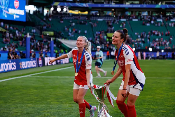 Leah Williamson ve Emily Fox, UEFA Şampiyonlar Ligi 2025 final maçında Estadio Jose Alvalade 'de Arsenal FC Barcelona (Maciej Rogowski) ile karşılaştılar.)