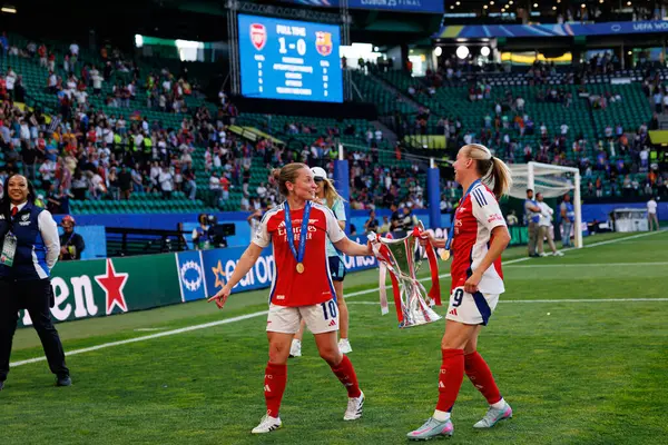 Kim Little ve Bethany Mead, UEFA Şampiyonlar Ligi 2025 final maçında Estadio Jose Alvalade 'de Arsenal FC ve FC Barcelona arasında görüldü (Maciej Rogowski)