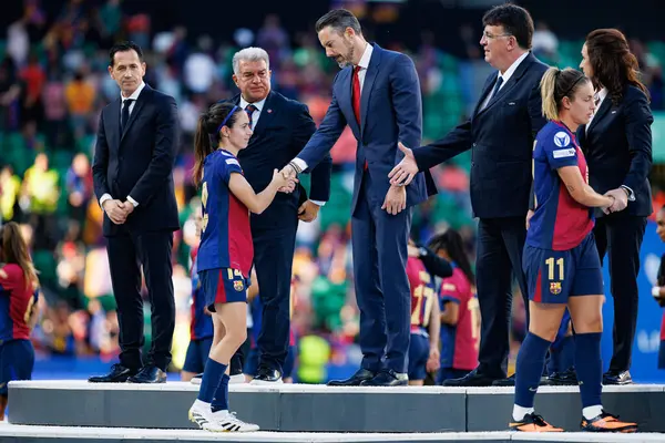 Aitana Bonmati ve Joan Laporta, UEFA Şampiyonlar Ligi 2025 final maçında Estadio Jose Alvalade 'de Arsenal FC ve FC Barcelona arasında görüldü (Maciej Rogowski)