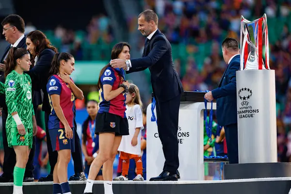 Kika Nazareth ve Aleksander Ceferin UEFA Şampiyonlar Ligi 2025 final maçında Estadio Jose Alvalade 'de Arsenal FC Barcelona (Maciej Rogowski) ile karşılaştılar.)