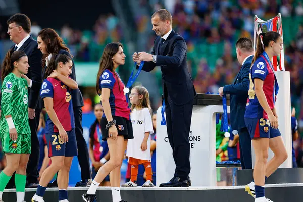 Kika Nazareth ve Aleksander Ceferin UEFA Şampiyonlar Ligi 2025 final maçında Estadio Jose Alvalade 'de Arsenal FC Barcelona (Maciej Rogowski) ile karşılaştılar.)