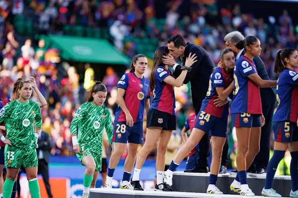 Kika Nazareth ve Pedro Proenca, UEFA Kadınlar Şampiyonlar Ligi 2025 final maçında Estadio Jose Alvalade 'de (Maciej Rogowski) Arsenal FC ve FC Barcelona arasında görüldü.)