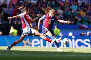Mariona Caldentey ve Claudia Pina, UEFA Şampiyonlar Ligi 2025 final maçında Estadio Jose Alvalade 'de Arsenal FC ve FC Barcelona arasında görüldü.)