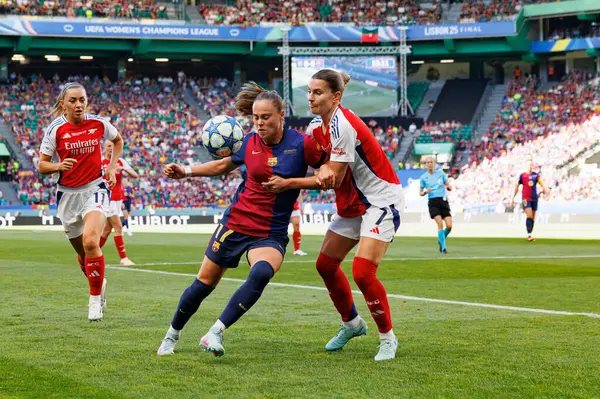 Ewa Pajor ve Stephanie Catley, UEFA Şampiyonlar Ligi 2025 final maçında Estadio Jose Alvalade 'de Arsenal FC ve FC Barcelona arasında görüldü (Maciej Rogowski)