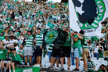 SL Benfica ve Sporting CP (Maciej Rogowski) takımları arasında oynanan Taca de Portugal 2025 final maçında Sporting taraftarları görülüyor)