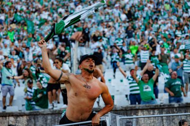 SL Benfica ve Sporting CP (Maciej Rogowski) takımları arasında oynanan Taca de Portugal 2025 final maçında Sporting taraftarları görülüyor)