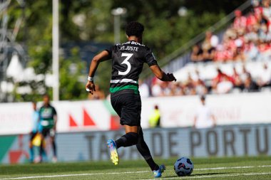 Jeremiah St. Juste Taca de Portugal 2025 final maçında SL Benfica ve Sporting CP (Maciej Rogowski) takımları arasında görüldü.)