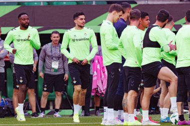 Marc Bartra ve Cedric Bakambu, UEFA Konferans Ligi 2025 final maçı öncesinde Real Betis Balompie ve Chelsea FC (Maciej Rogowski)