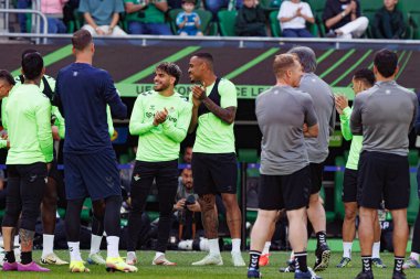 Ez Abde ve Natan, Real Betis Balompie ile Chelsea FC (Maciej Rogowski) arasında oynanan UEFA Konferans Ligi 2025 final maçı öncesinde resmi eğitim sırasında görüldü.)