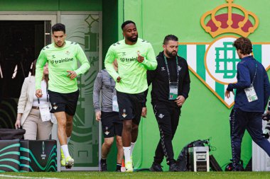 Marc Bartra ve Cedric Bakambu, UEFA Konferans Ligi 2025 final maçı öncesinde Real Betis Balompie ve Chelsea FC (Maciej Rogowski)
