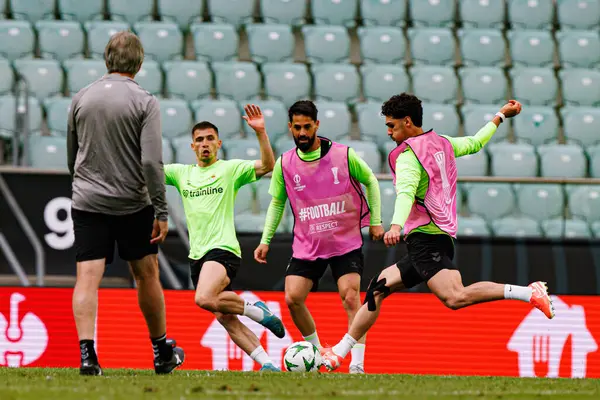 Isco ve Johnny Cardoso, UEFA Konferans Ligi 2025 final maçından önce Real Betis Balompie ve Chelsea FC (Maciej Rogowski)