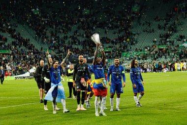 Chelsea 'nin oyuncuları, Real Betis Balompie ile Chelsea FC (Maciej Rogowski) arasında oynanan 2025 UEFA Konferans Ligi final maçında kupayla kutlama yaparken görüldü.)