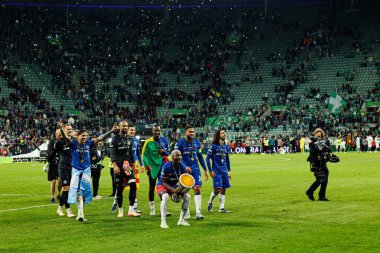 Chelsea 'nin oyuncuları, Real Betis Balompie ile Chelsea FC (Maciej Rogowski) arasında oynanan 2025 UEFA Konferans Ligi final maçında kupayla kutlama yaparken görüldü.)
