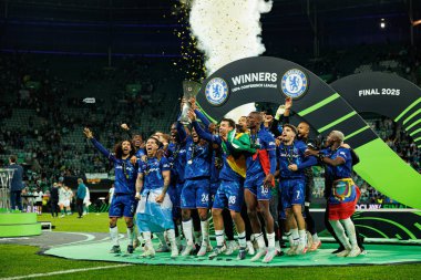 Chelsea 'nin oyuncuları, Real Betis Balompie ile Chelsea FC (Maciej Rogowski) arasında oynanan 2025 UEFA Konferans Ligi final maçında kupayla kutlama yaparken görüldü.)