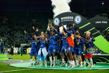 Chelsea 'nin oyuncuları, Real Betis Balompie ile Chelsea FC (Maciej Rogowski) arasında oynanan 2025 UEFA Konferans Ligi final maçında kupayla kutlama yaparken görüldü.)