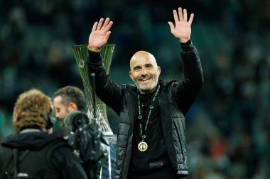 Enzo Maresca, Real Betis Balompie ve Chelsea FC (Maciej Rogowski) arasında oynanan UEFA Konferans Ligi 2025 final maçında görüldü.)