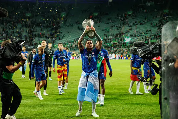 Enzo Fernandez, Real Betis Balompie ve Chelsea FC (Maciej Rogowski) arasında oynanan UEFA Konferans Ligi 2025 final maçında görüldü.)