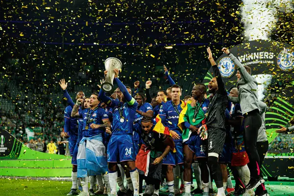 Chelsea 'nin oyuncuları, Real Betis Balompie ile Chelsea FC (Maciej Rogowski) arasında oynanan 2025 UEFA Konferans Ligi final maçında kupayla kutlama yaparken görüldü.)