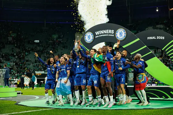 Chelsea 'nin oyuncuları, Real Betis Balompie ile Chelsea FC (Maciej Rogowski) arasında oynanan 2025 UEFA Konferans Ligi final maçında kupayla kutlama yaparken görüldü.)