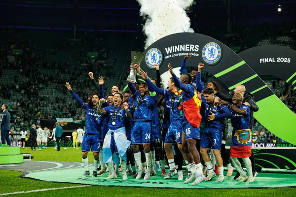 Chelsea 'nin oyuncuları, Real Betis Balompie ile Chelsea FC (Maciej Rogowski) arasında oynanan 2025 UEFA Konferans Ligi final maçında kupayla kutlama yaparken görüldü.)